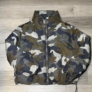 H&M Divided Women's Camouflage Puffer Short Jacket Size 10 Medium